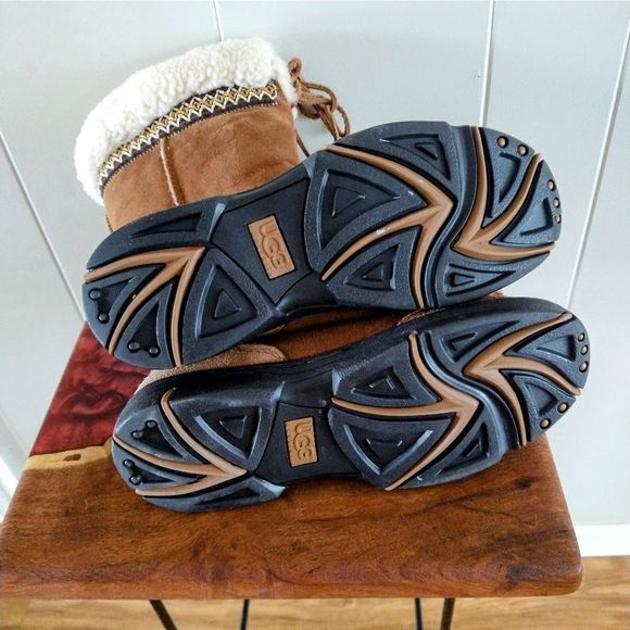 Ugg Embroidered Two Toned Leather Winter Boots Women's Size 7 - Picture 11 of 11